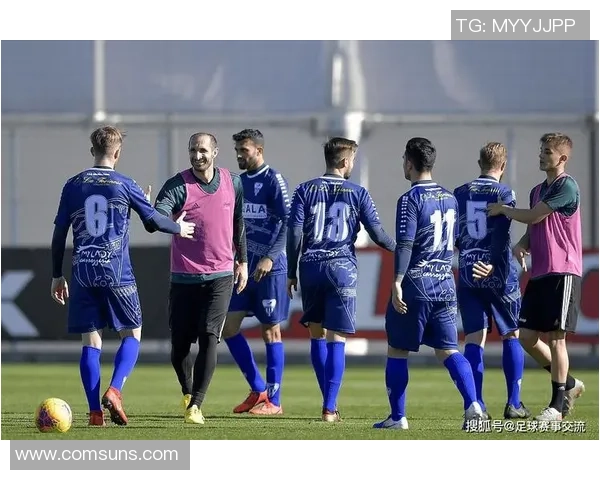 外国足球明星与国足球员合影留念 展现国际友谊与足球文化交流