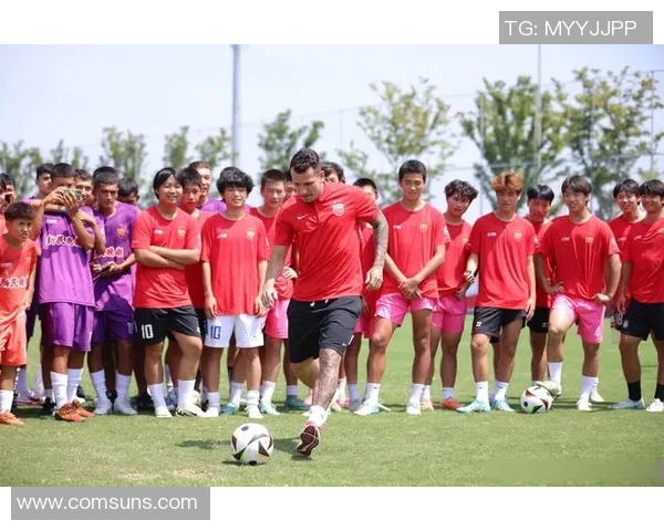 小足球球星风采展示：聚焦年轻才俊的成长与突破