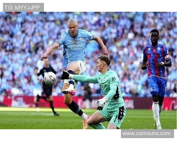 曼城足球球星近期夜店出行引发关注社交媒体热议