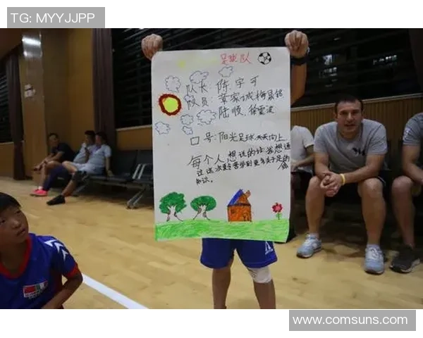 李老师购买八个足球球星模型成为学生们讨论的话题并激发兴趣