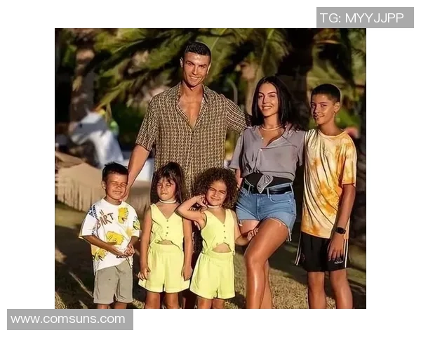 足球巨星齐聚一堂经典合照 展现足坛辉煌瞬间与荣耀时刻